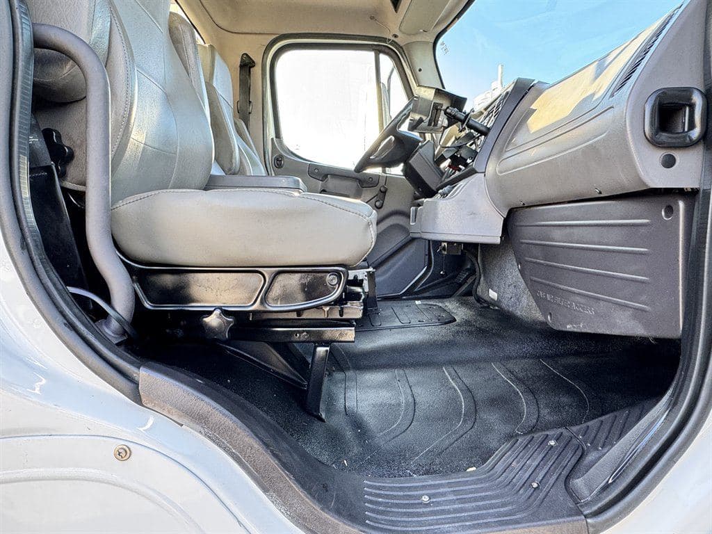 2015 Freightliner M2 106 image 51