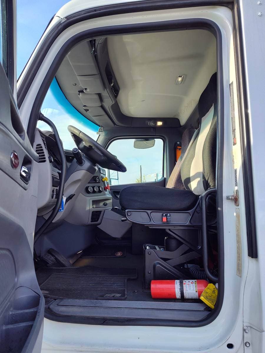 2017 Peterbilt 579 image 5