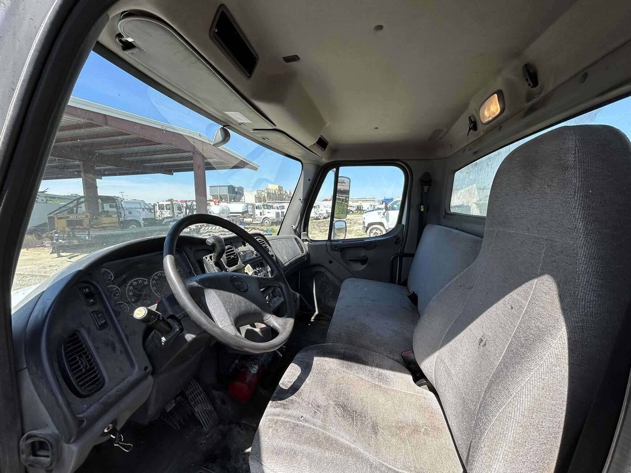 2019 Freightliner M2 image 7