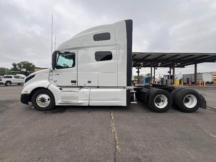 2022 Volvo VNL image 4