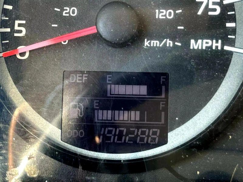 2015 Hino 268 image 17