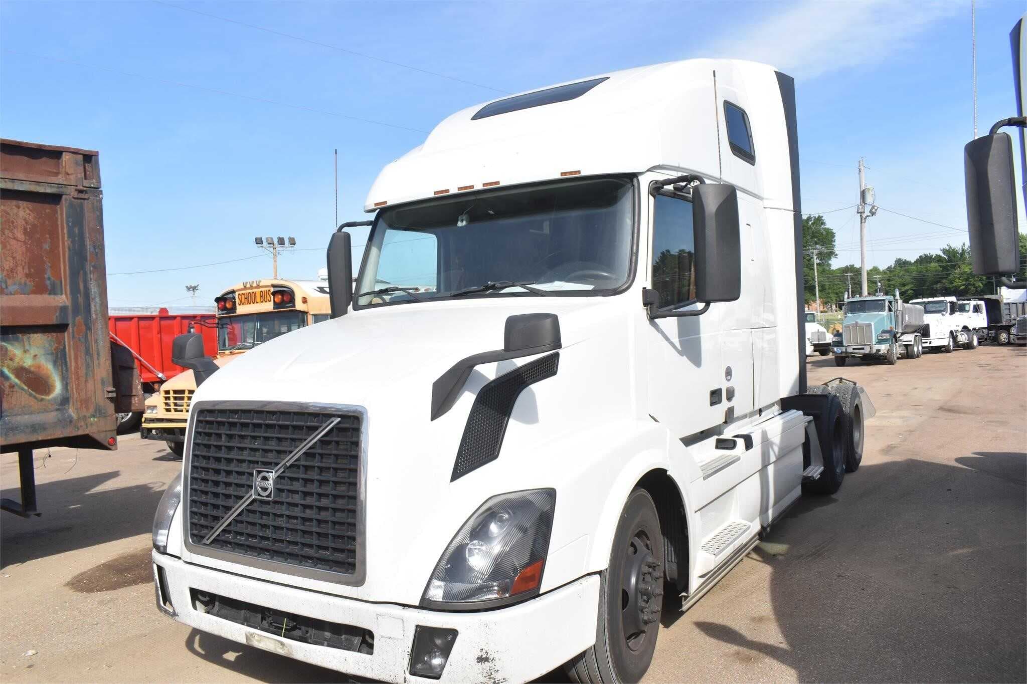 2016 Volvo VNL670 image 3