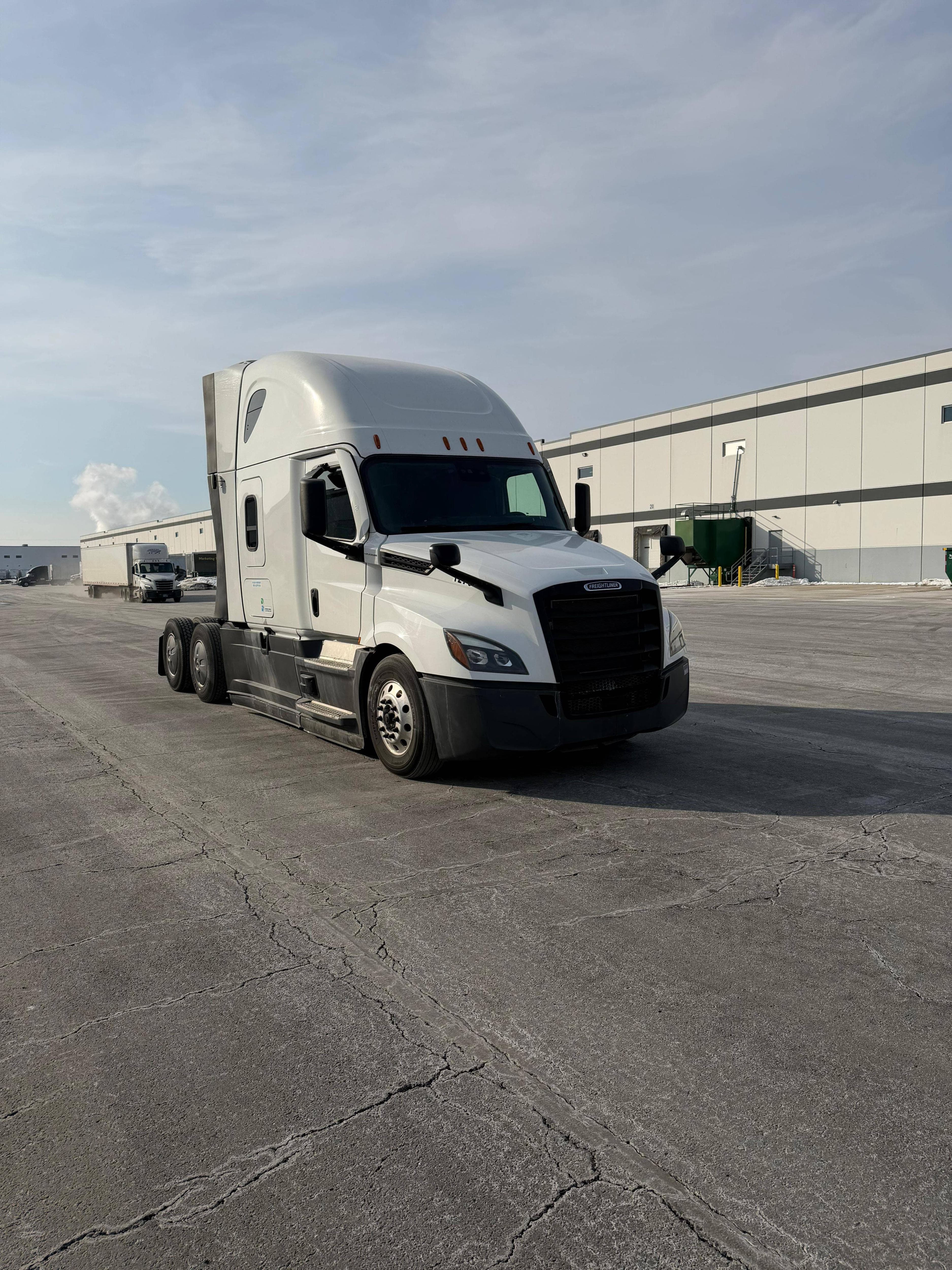 2021 Freightliner Cascadia image 1