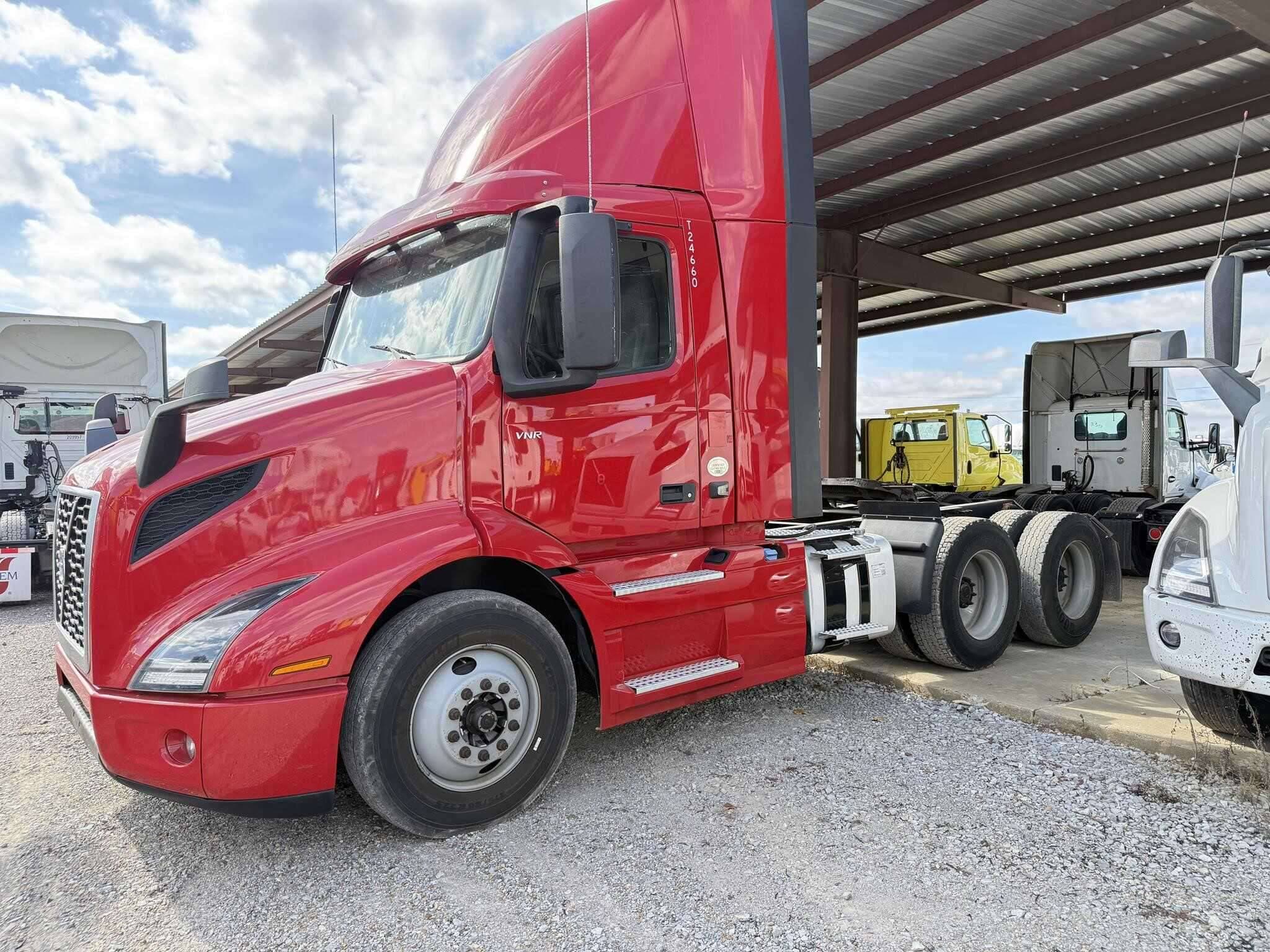 2021 Volvo VNR image 3