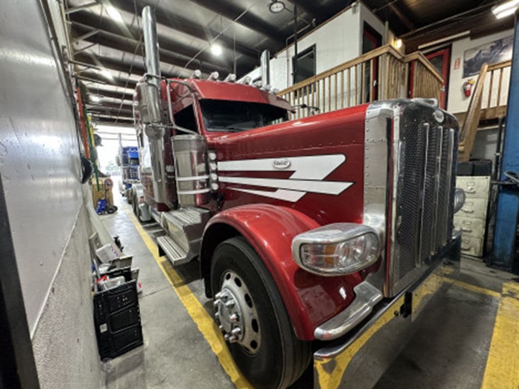 Used 2024 PETERBILT 389 image 2
