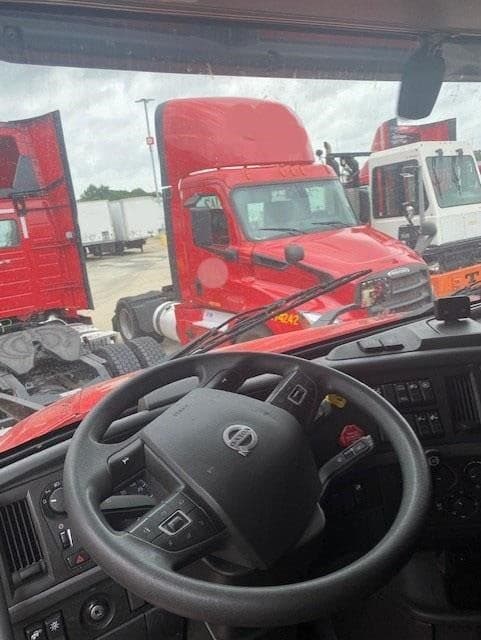 2023 Volvo VNL64T760 image 6