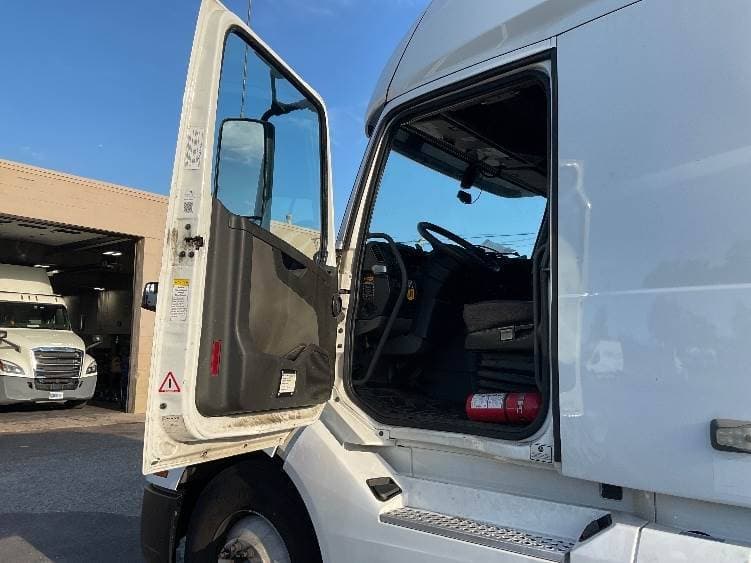 2022 Volvo VNL image 9