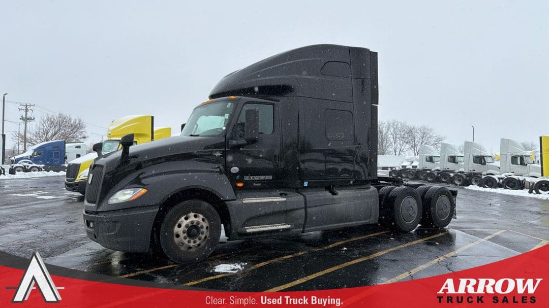 2022 International LT625 image 4