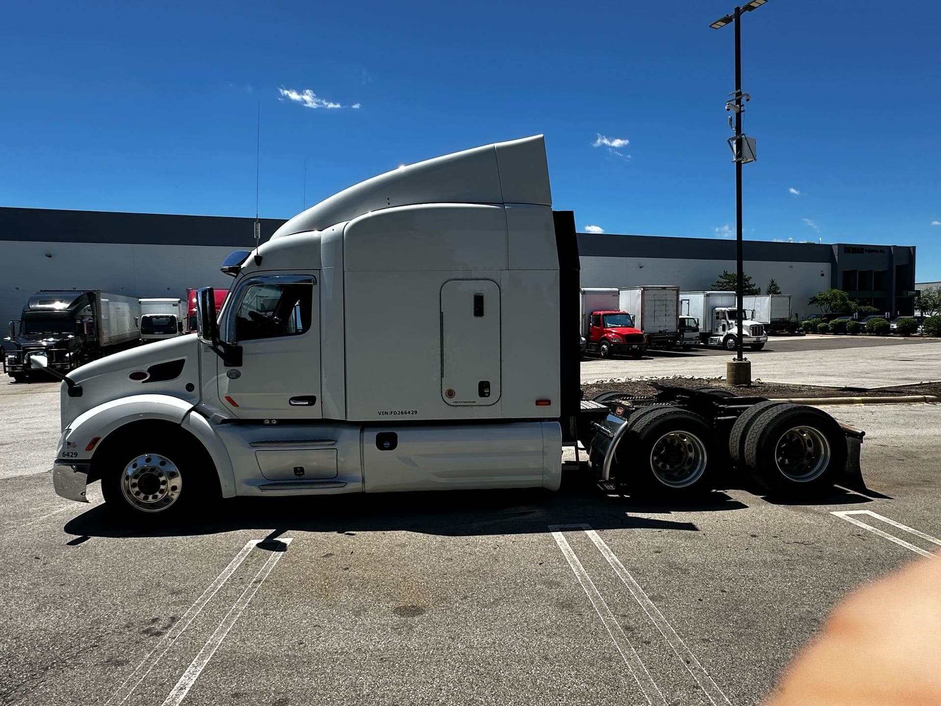2015 Peterbilt 579 image 2
