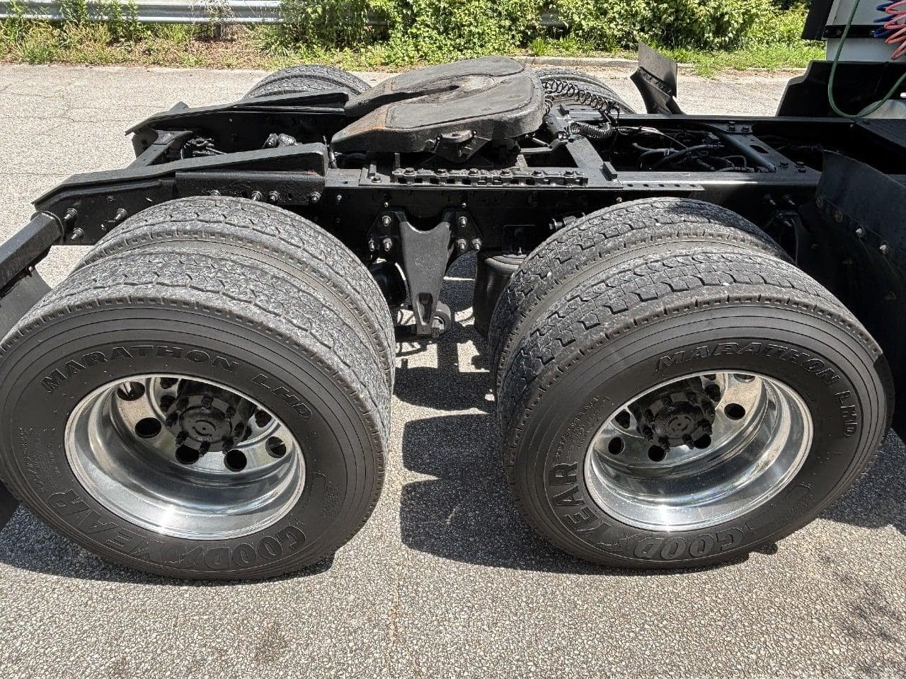 2018 International LT625 image 13