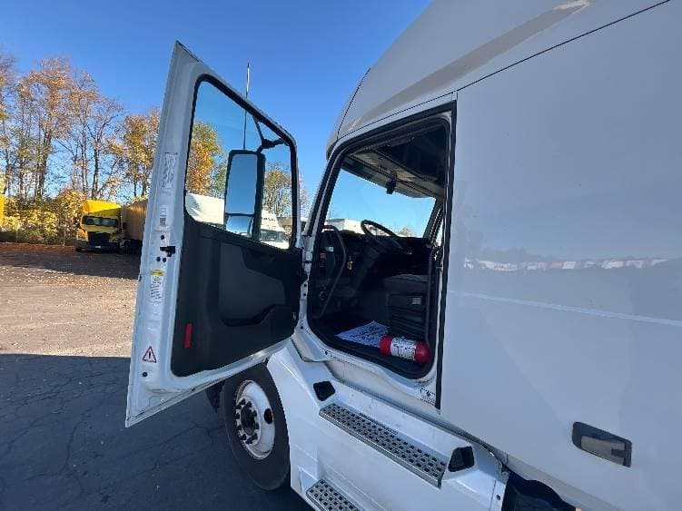 2022 Volvo VNL image 8