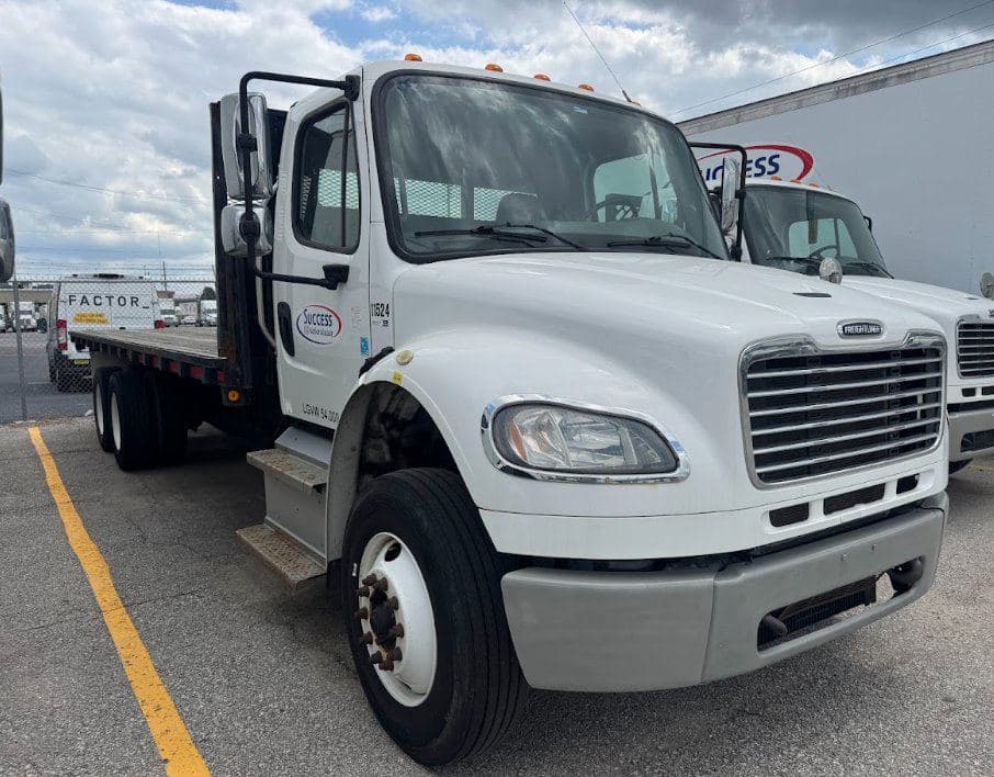 2016 Freightliner M2 106 image 1