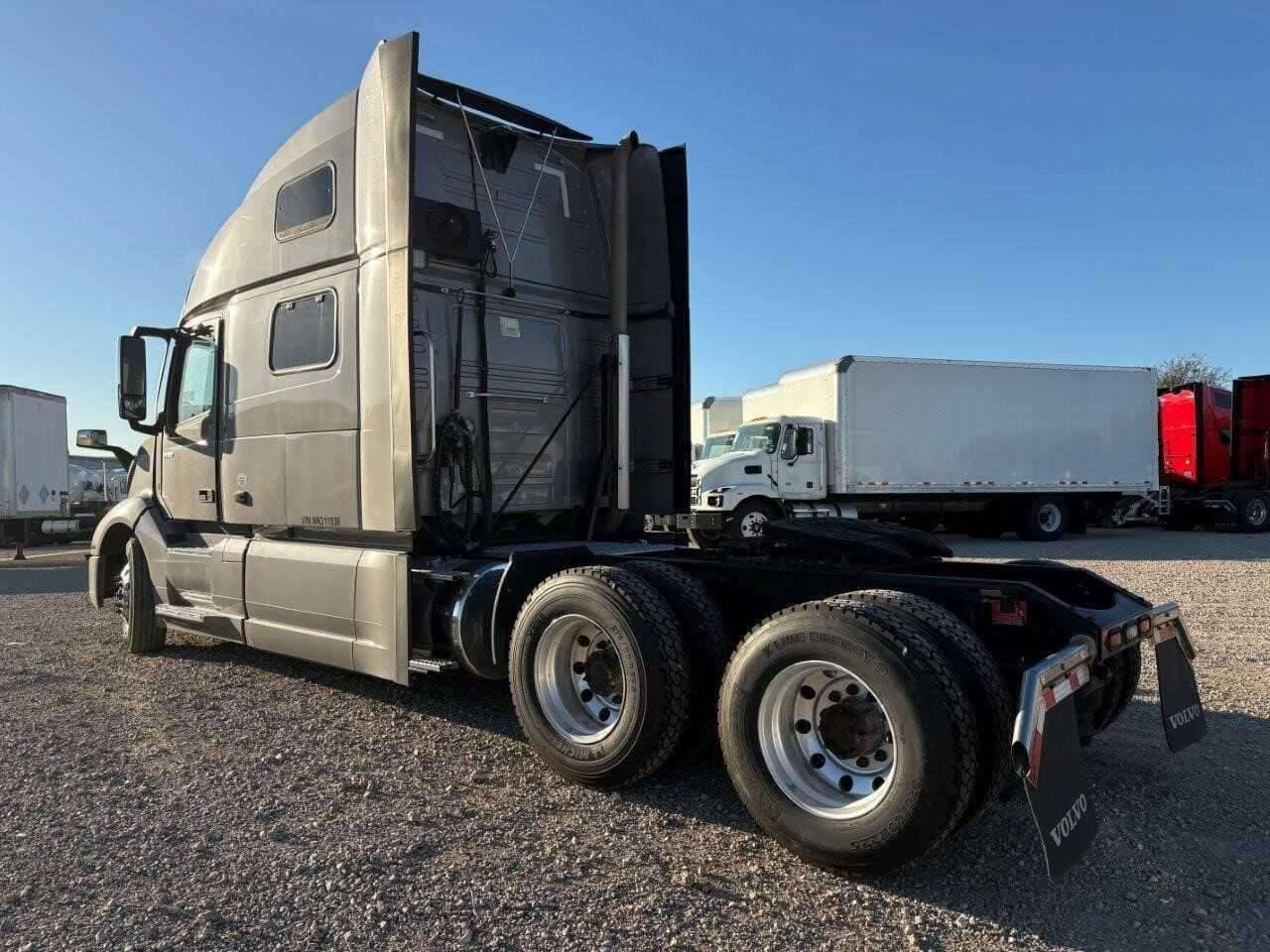 2022 Volvo VNL image 5