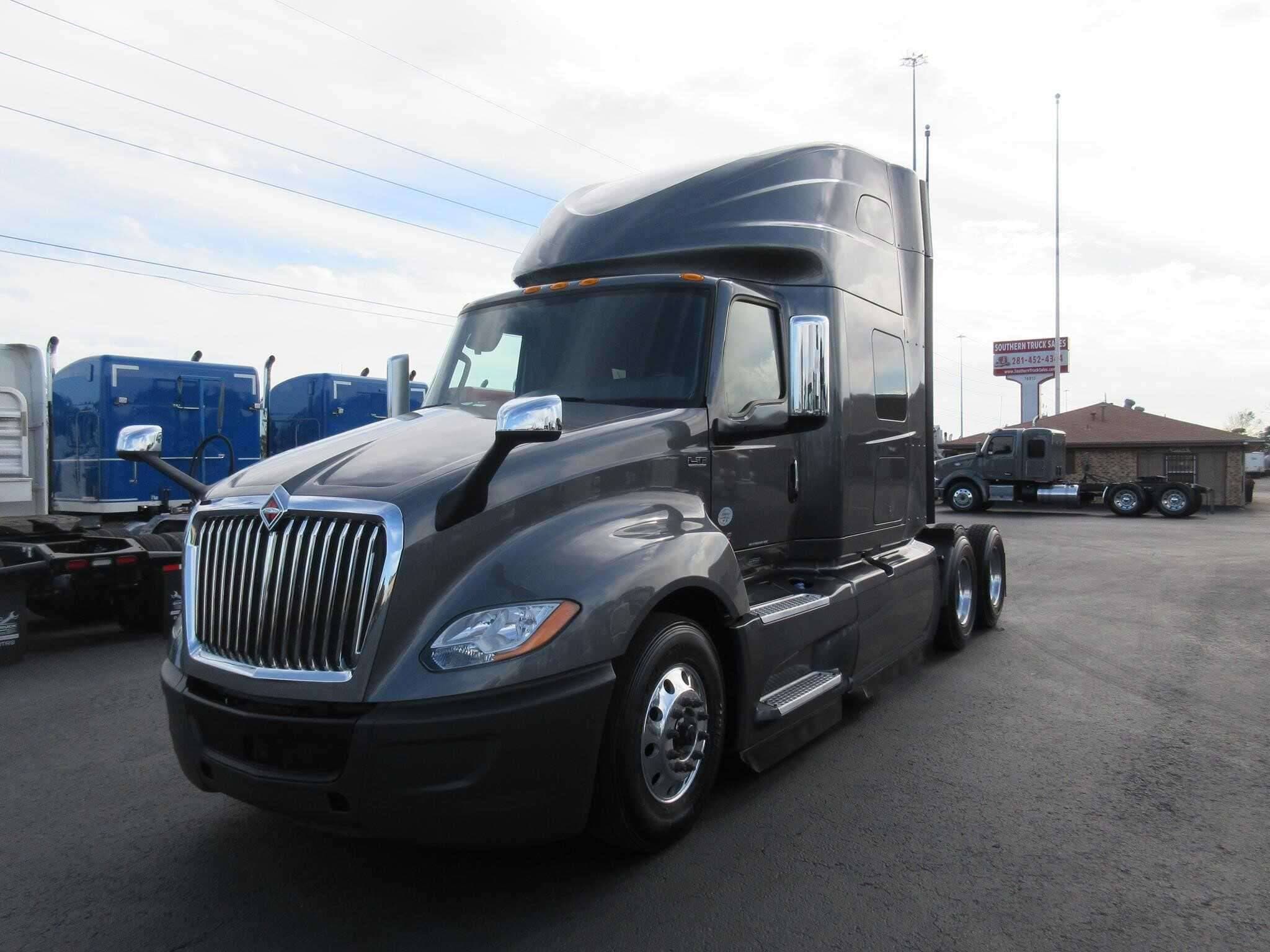 2021 International LT625 image 1