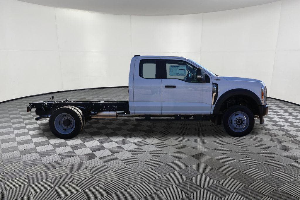 2024 Ford F-550SD XL Cab Chassis image 2