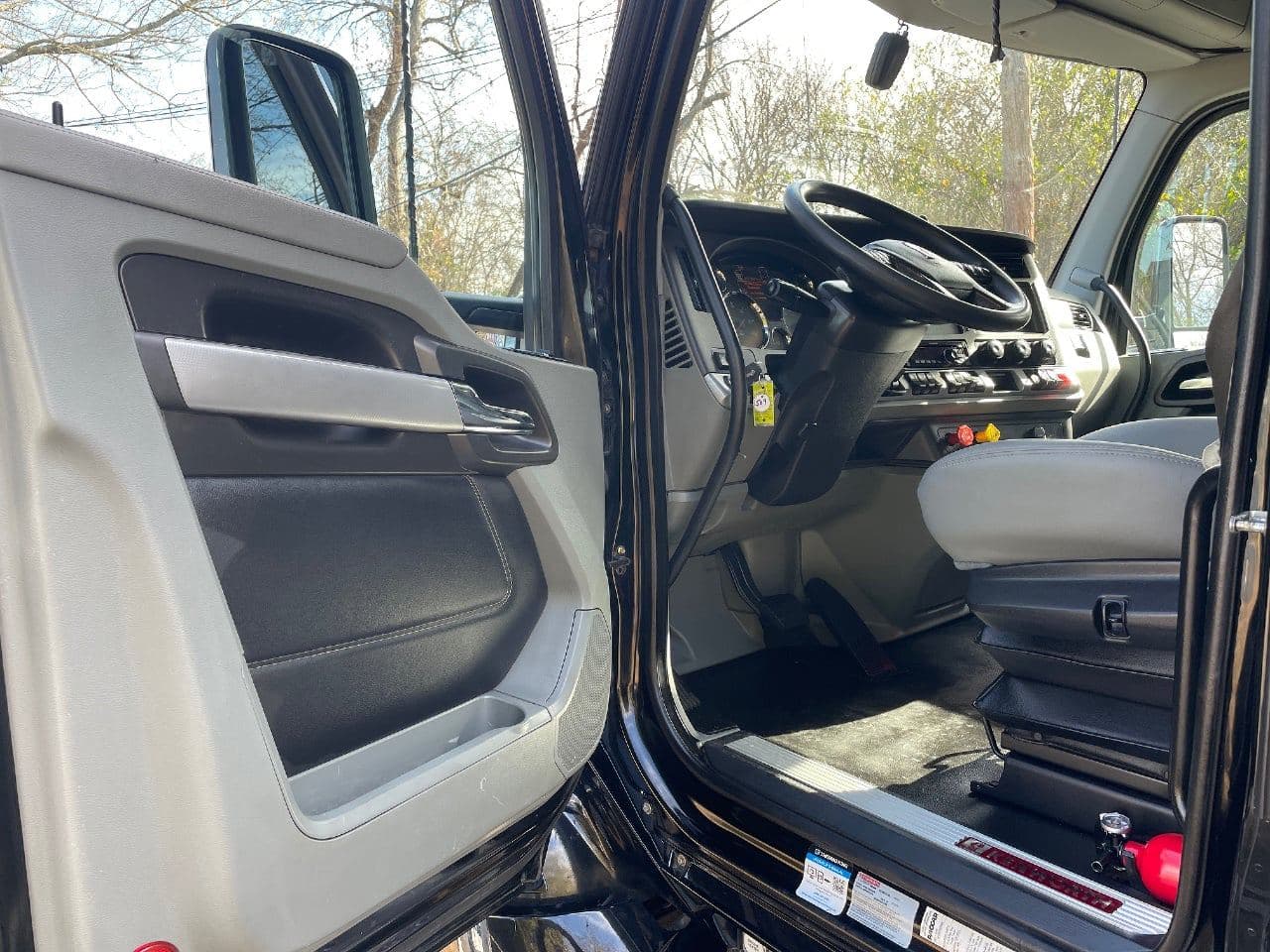 2021 Kenworth T680 image 16