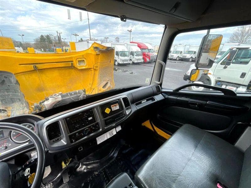 2018 Hino 338 image 23