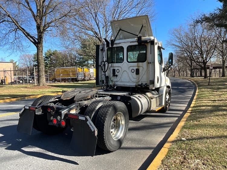 Used 2017 FREIGHTLINER Conventional - Day Cab, Tractor - CASCADIA 113 For Sale image 6