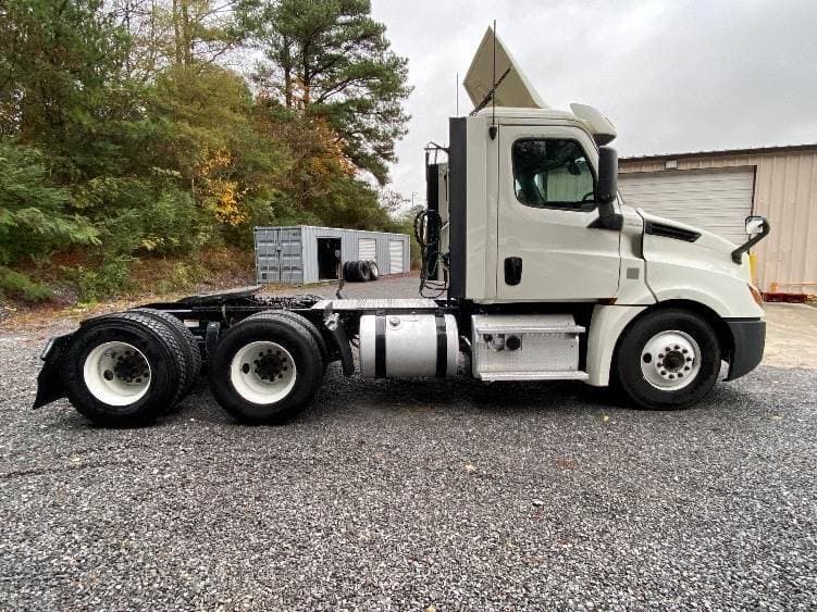 2019 Freightliner Cascadia 126 Day Cab Truck - 435HP, 12 Speed Automatic image 8