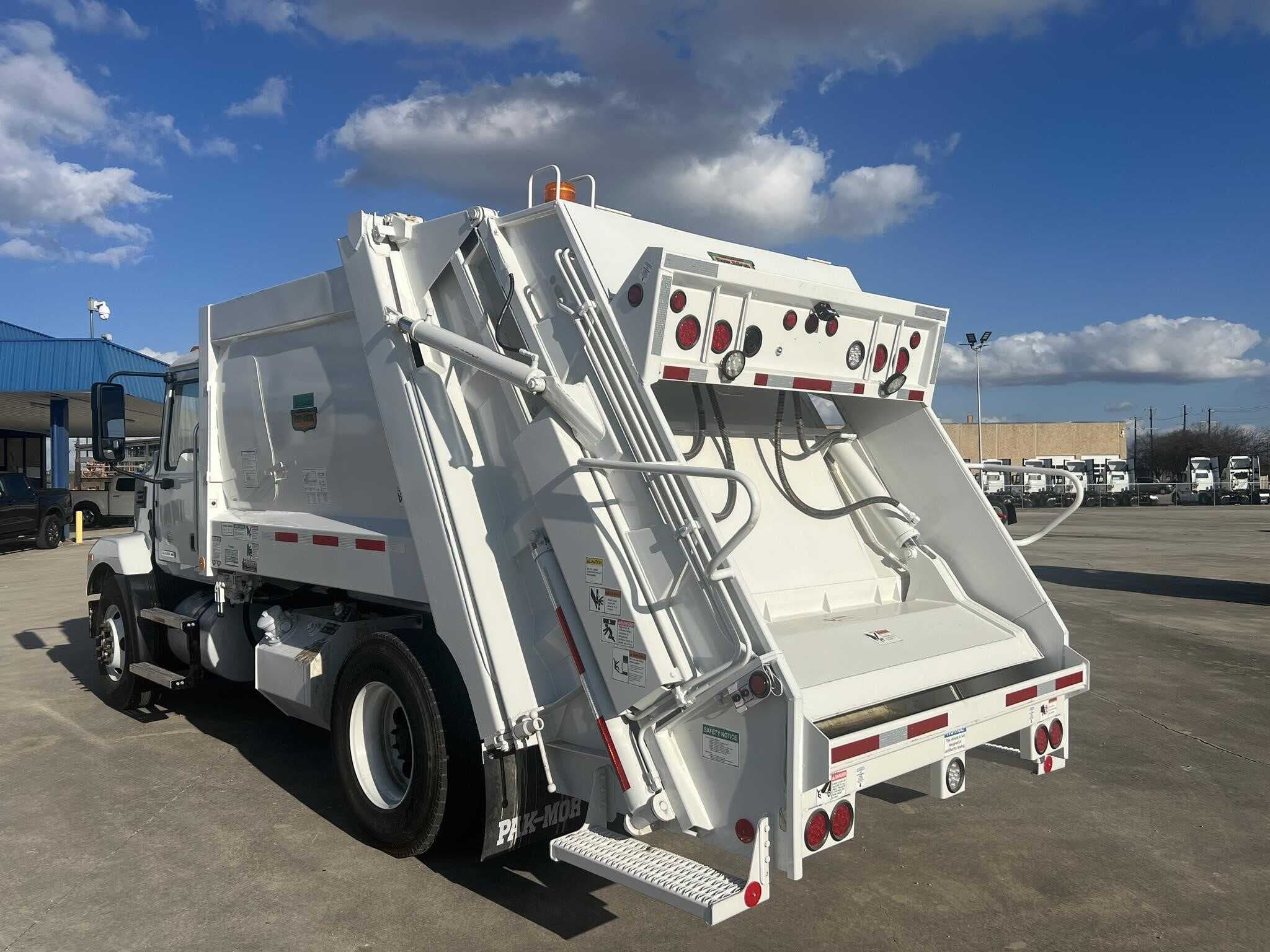 New 2024 MACK MD6 Garbage Truck image 3