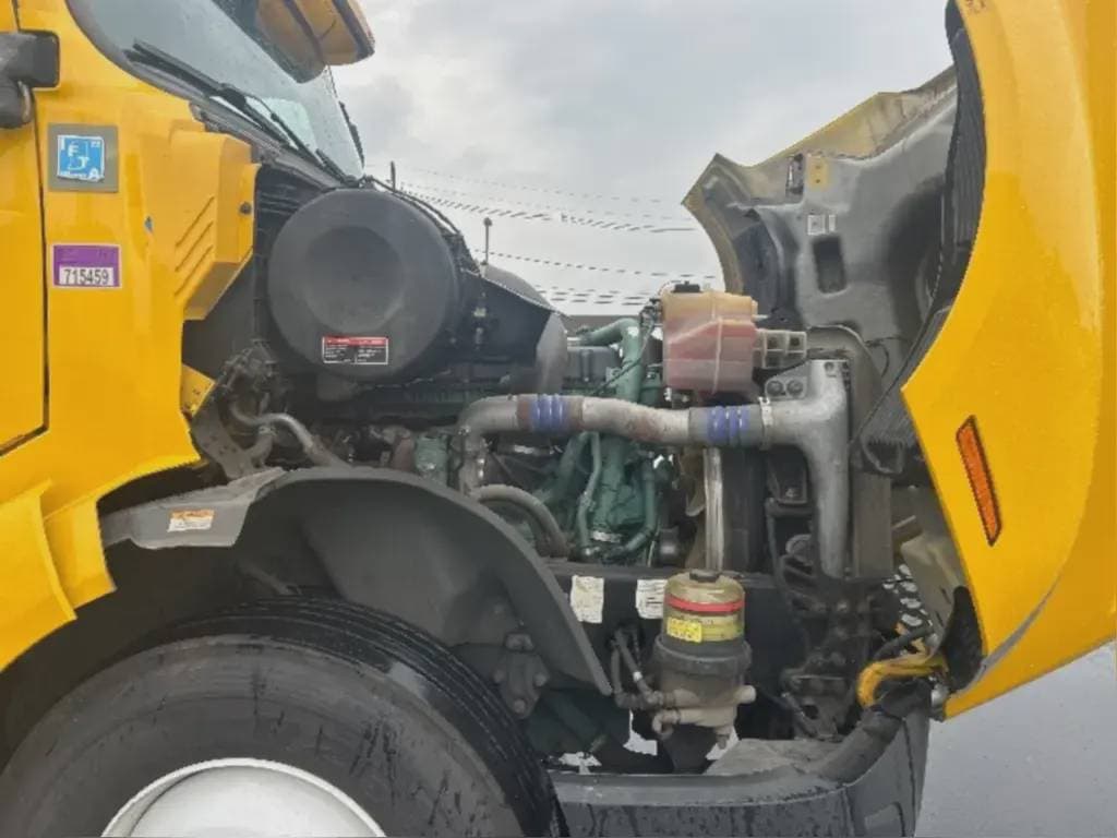 2022 Volvo VNL image 8