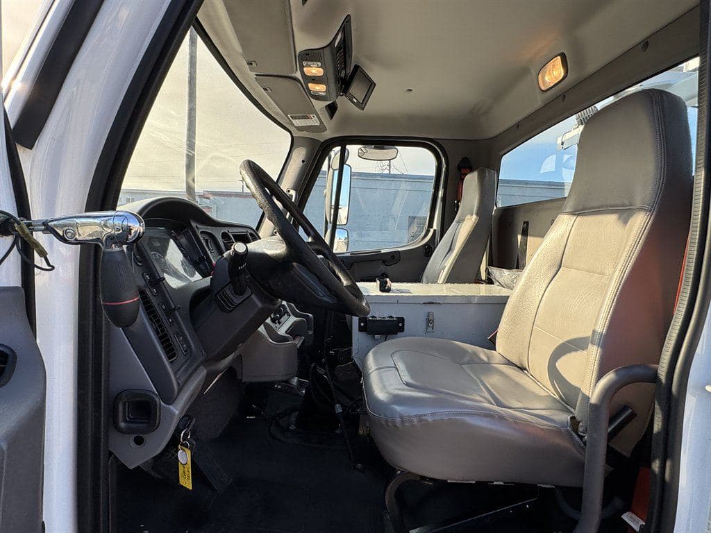 2015 Freightliner M2 106 image 61