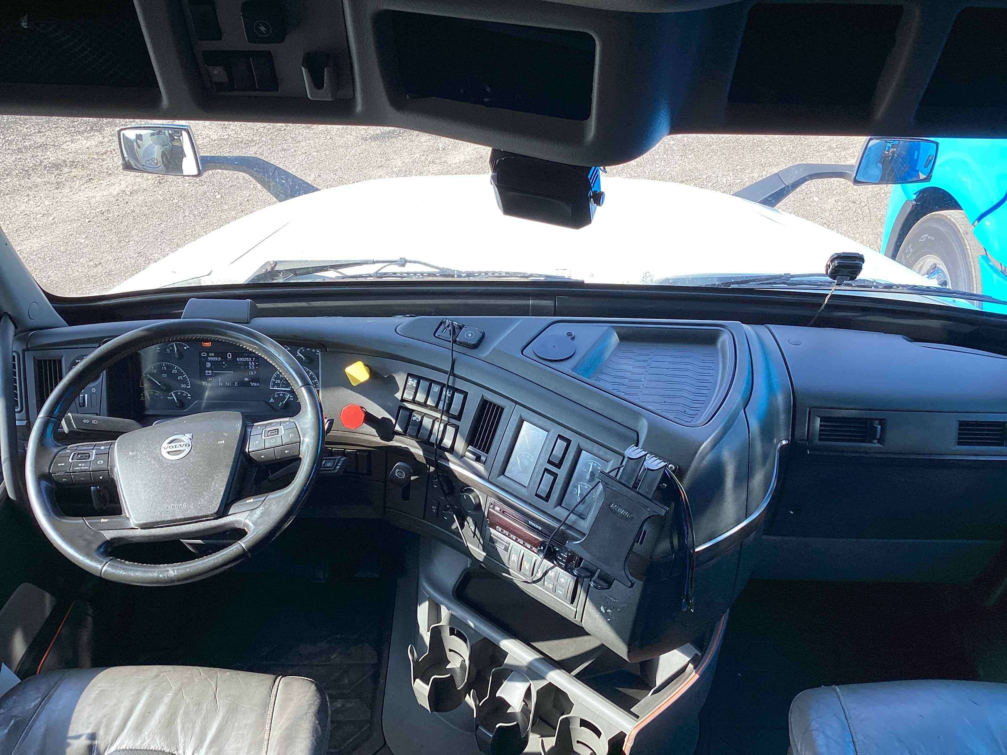 2018 Volvo VNL64T760 image 9