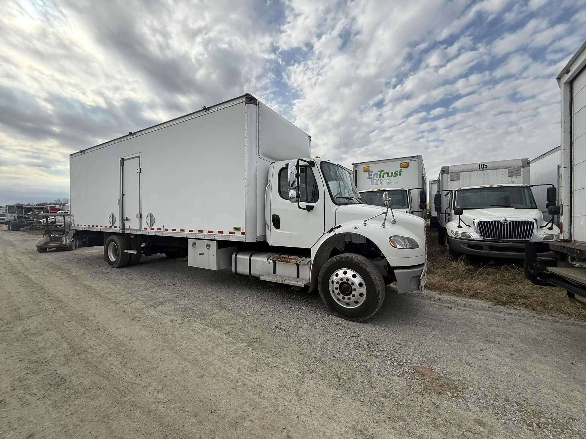 2021 Freightliner M2 image 2
