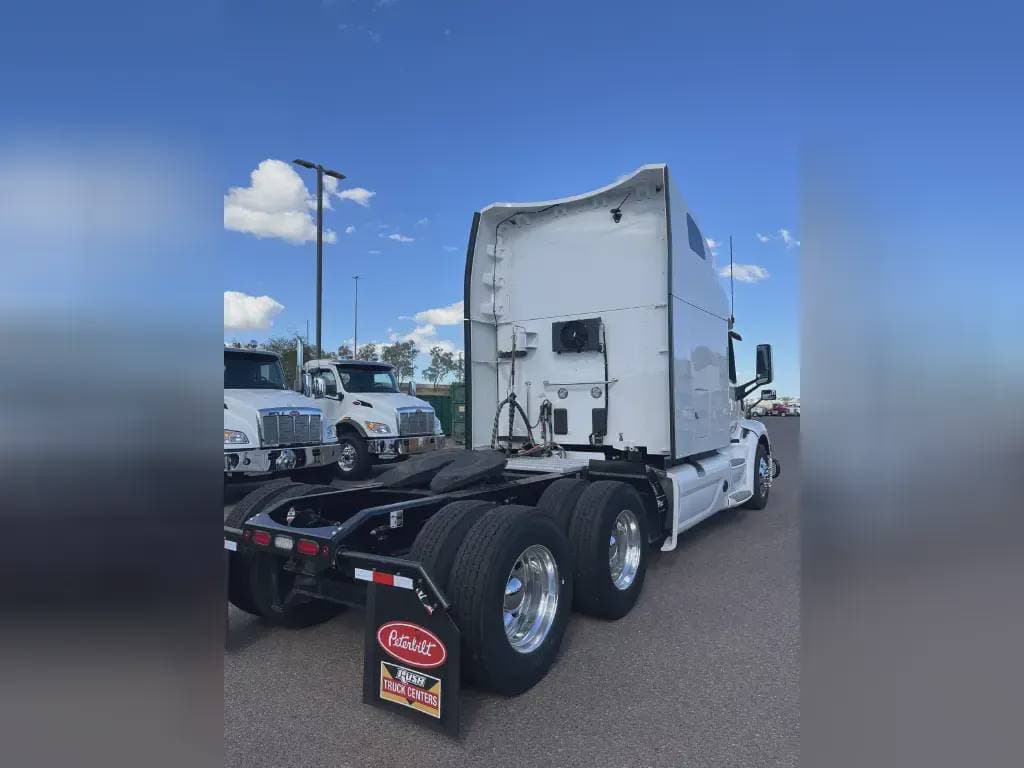 2022 Peterbilt 579 image 2