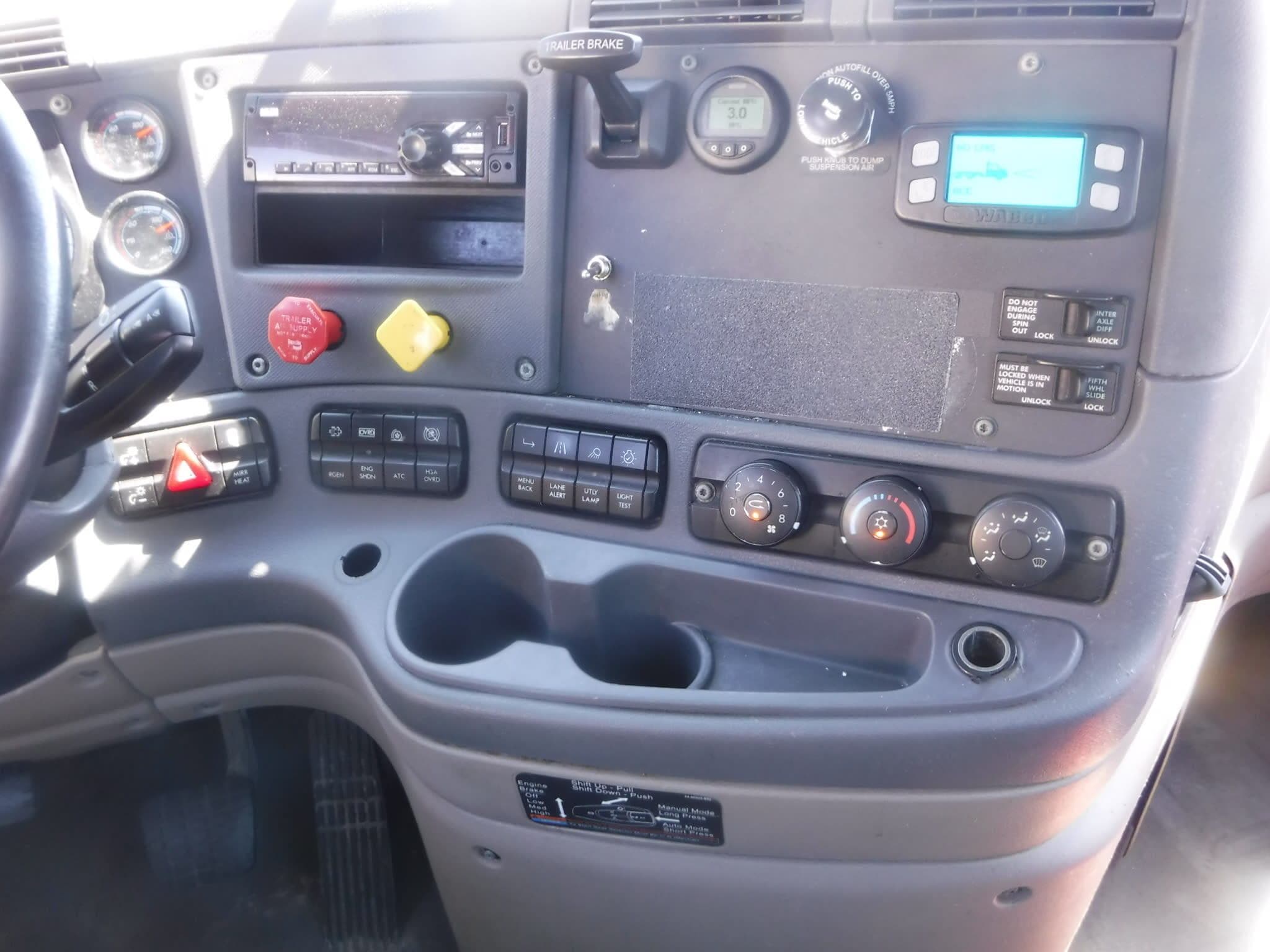 Used 2019 FREIGHTLINER Conventional - Day Cab - CASCADIA 125 image 7