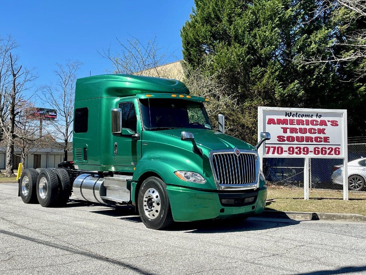 2018 International LT image 1