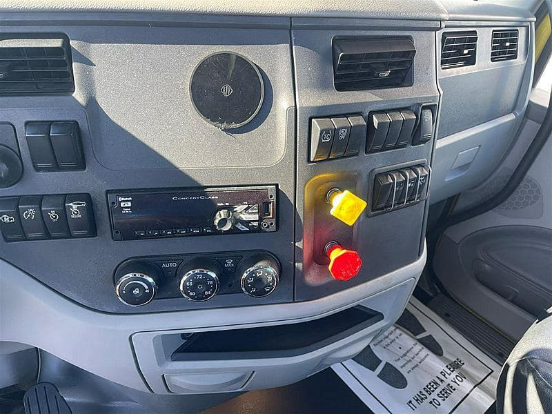 2021 Peterbilt 579 image 11