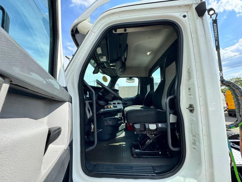 2020 Freightliner Cascadia image 12