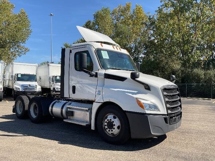 2021 Freightliner Cascadia image 2
