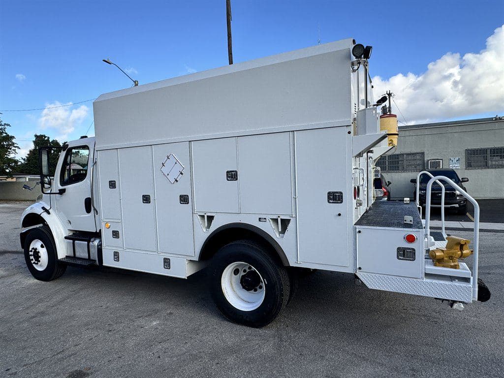 2014 Freightliner M2 106 image 9