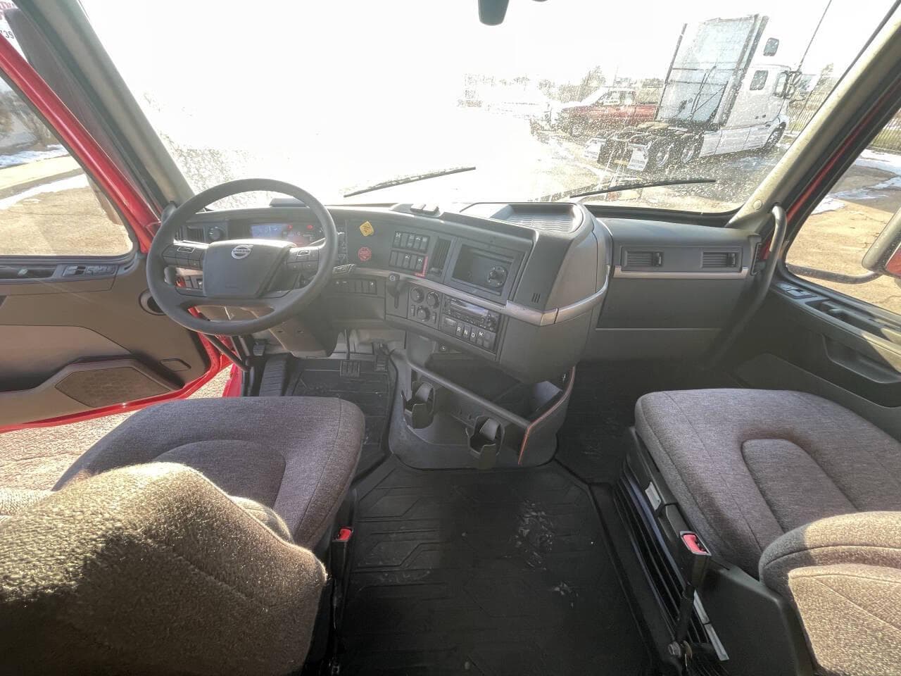 2022 Volvo VNL image 10