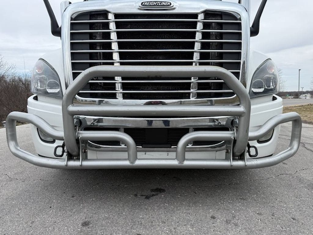 Used 2019 FREIGHTLINER CA12564DC image 16