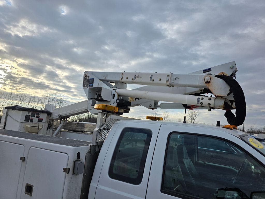 2009 Ford F-550SD XL DRW Bucket Crane image 18