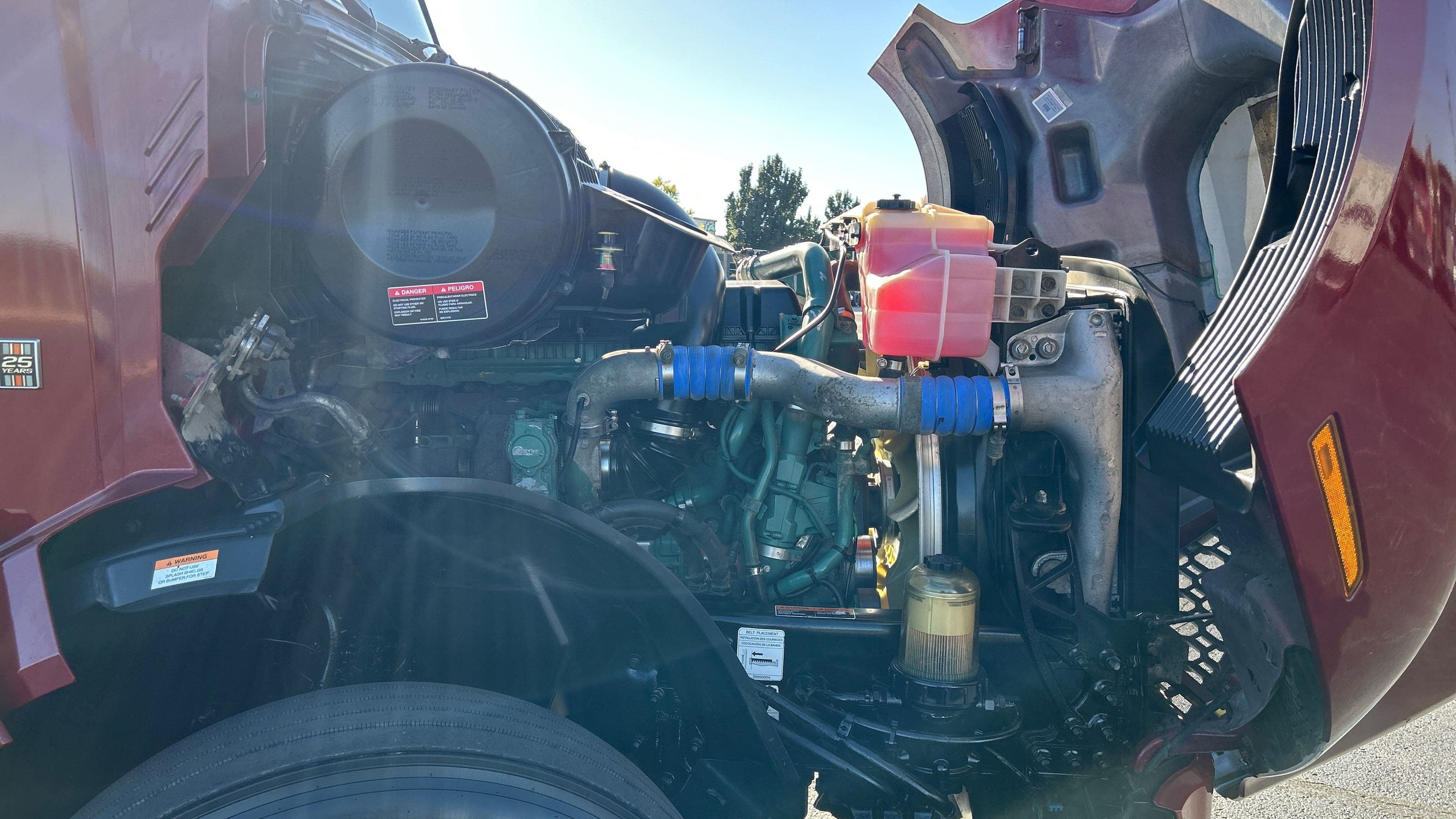 2022 Volvo VNL64T300 image 6