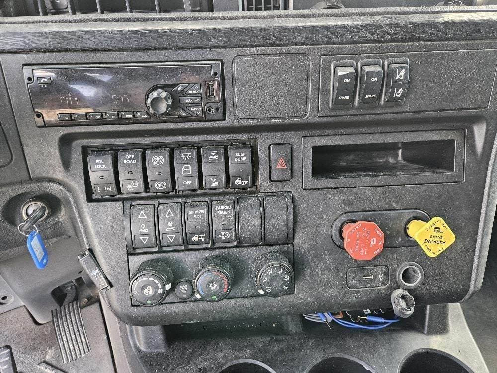 2018 International LT625 image 5