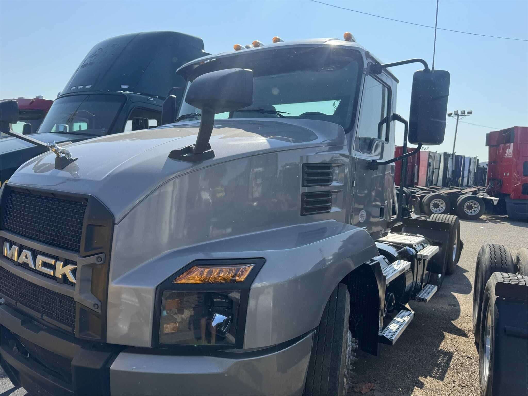 Used 2019 MACK ANTHEM Conventional - Day Cab in Covington, TN image 2