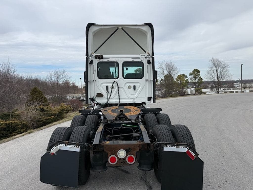 Used 2019 FREIGHTLINER CA12564DC image 17
