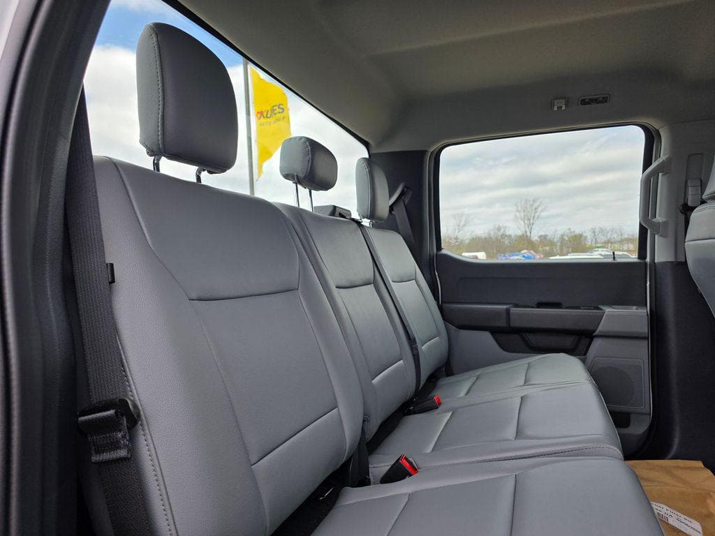 2026 Ford F-450SD XL DRW CAB CHASSIS image 32