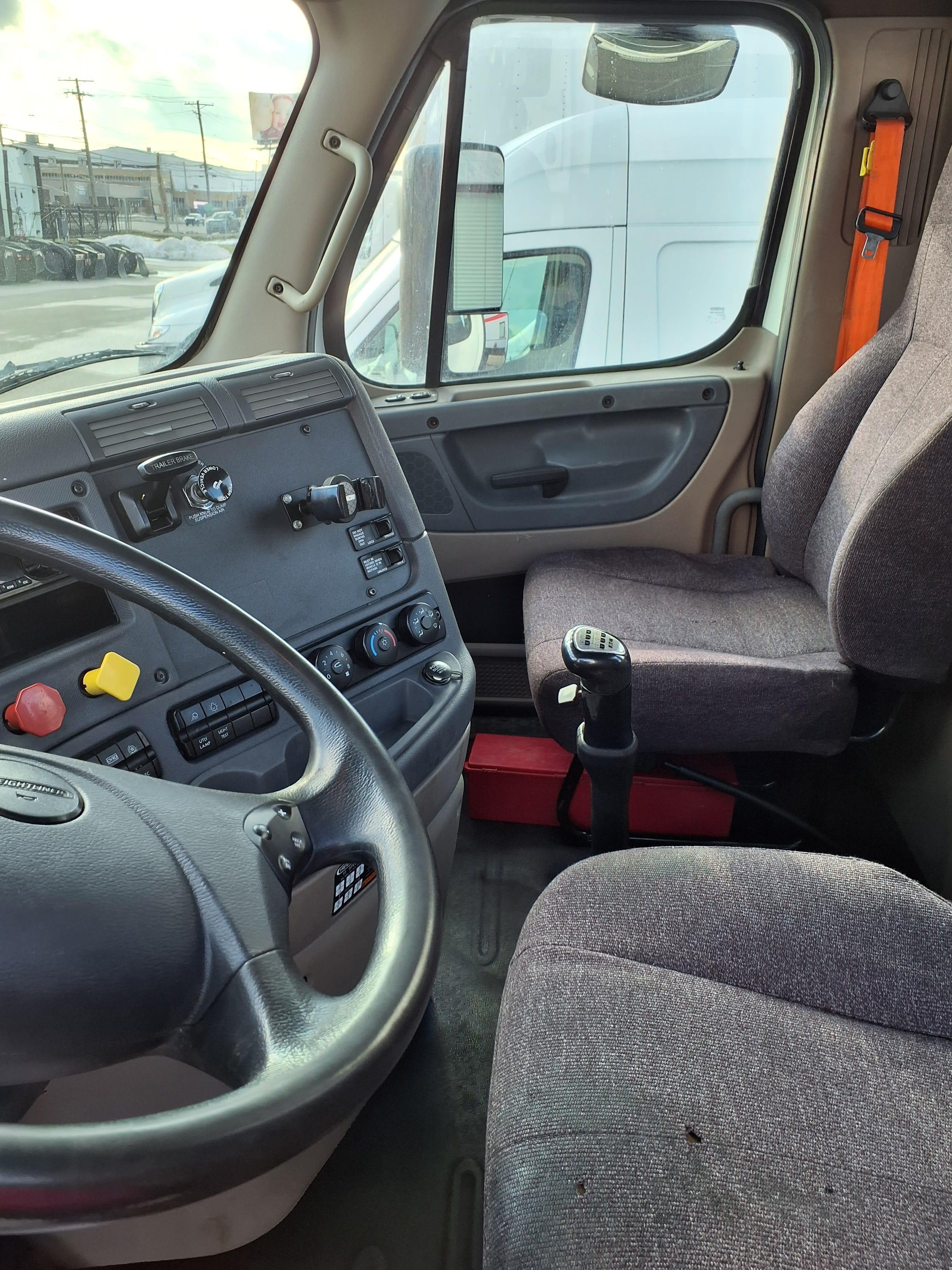 Used 2018 FREIGHTLINER/MERCEDES Conventional - Day Cab - CASCADIA 125 For Sale image 4