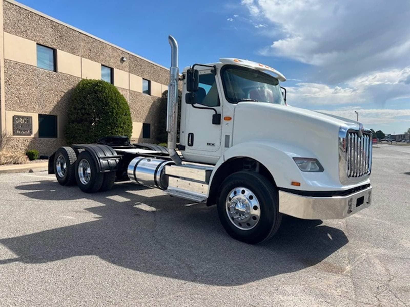 2020 International HX620 image 2