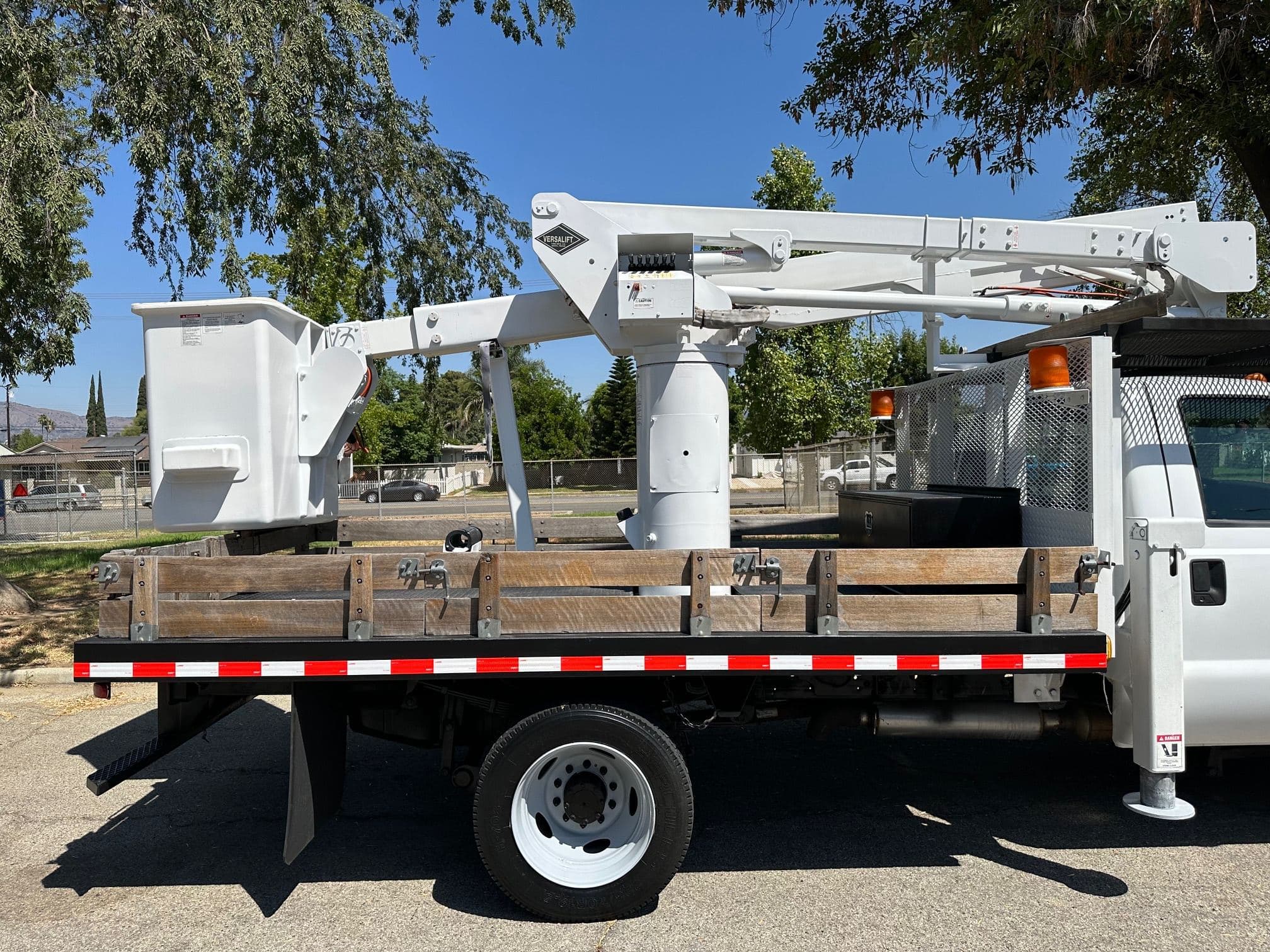 2007 Ford F-550 Bucket Truck image 13