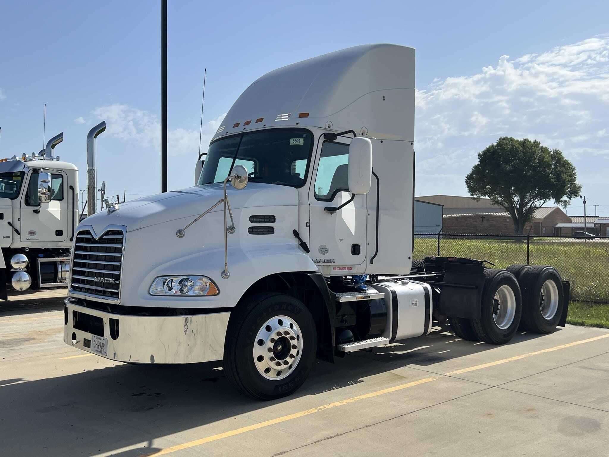 Used 2017 MACK 600 Conventional - Day Cab image 1