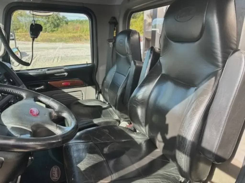 2022 Peterbilt 389 image 6