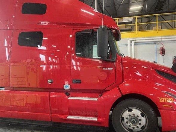 2023 Volvo VNL64T760 image 6