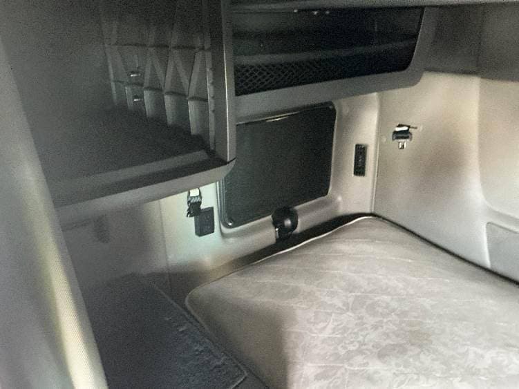 2023 International LT625 Sleeper Semi Truck - 73" Integral Sleeper, Cummins 450HP, 12 Speed Automatic image 6